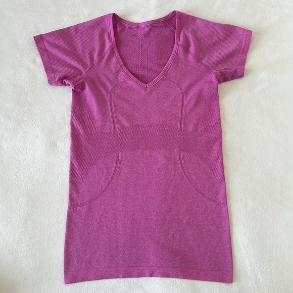 Lululemon Swiftly Tech Short Sleeve v neck
Heathered Pow Pink Light - Picture 2 of 10